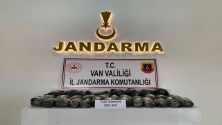 Vanda kayalıklara gizlenmiş 36 kilogram esrar ele geçirildi