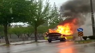 Vanda seyir halindeki minibüs alev alev yandı