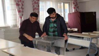 Vandaki okullarda sandıklar kuruldu