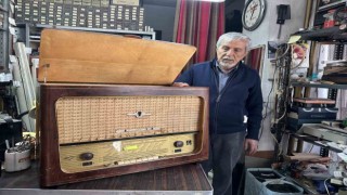 Vatandaşlar antika radyo tamiri yerine sıfır radyoya yöneliyor