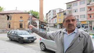 Vatandaşlar, depremde zarar gören caminin yıkılıp yeniden yapılmasını istedi