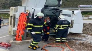 Virajı alamayan hafriyat yüklü kamyon devrildi, sürücüsü yaralandı