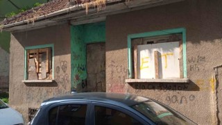 Virane evler vatandaşları tedirgin ediyor