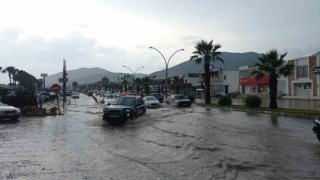 Yağış yolu kapattı, araç ve konteynerleri sürükledi