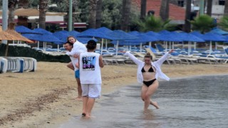 Yağışlı havaya rağmen denize girdiler