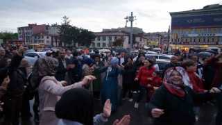 Yağmur altında Cumhurbaşkanı Erdoğanın zaferini kutladılar