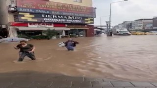 Yağmur İzmir Çiğliyi vurdu, vatandaşlar dizine kadar sularda yürüdü