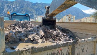 Yağmur suyu ızgaralarından kamyonlarca çöp çıkarıldı