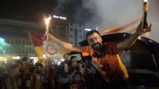 Yağmur yağışı altında Galatasaray coşkusu