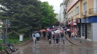 Yağmurda açılan rengarenk şemsiyeler renkli görüntü oluşturdu