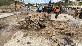 Yağmurda kanalizasyona sürüklenen otomobilin hurdası çıkarıldı