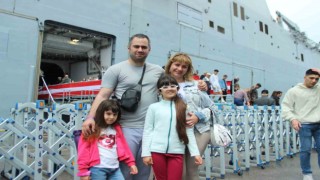 Yağmurlu havaya rağmen TCG Anadoluya İzmirde yoğun ilgi