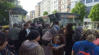 Yaklaşık 1 saat gelmeyen otobüs vatandaşları zor durumda bıraktı