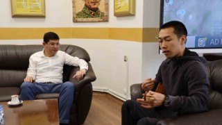Yakutistanlı gençten Başkan Özcana dombra jesti