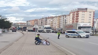 Yanlış yola giren tır trafiği kilitledi