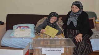 Yaşlı ve yatalak hastalar ile engelli vatandaşlar oylarını seyyar sandıkta kullandı