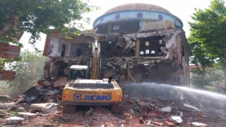 Yenisi yapıldı, hasarlı eski cami yıkıldı