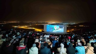 Yeşilçamın yıldızı Koçyiğit, Mardin açık hava sinemasında sevenleriyle rol aldığı filmi izledi