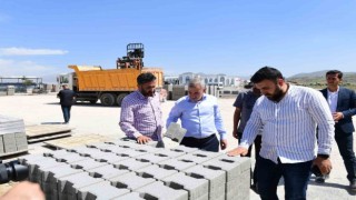 Yeşilyurtta hasar gören yollar baştan aşağıya yeniliyor