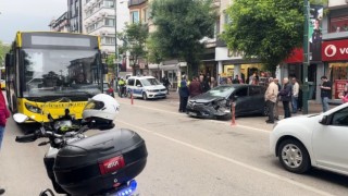 Yolcu indiren halk otobüsüne ters şeritten gelen otomobil çarptı : 1 yaralı