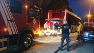 Yolcu otobüsünün motor kısmından yükselen duman korkuttu
