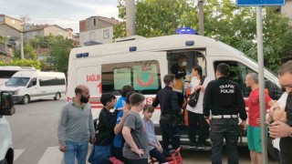 Yolun karşısına geçen çocuğa servis aracı çarpıp kaçtı