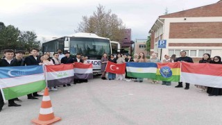 Yöresel dans ve şarkılarını İKAF 23te sergilediler