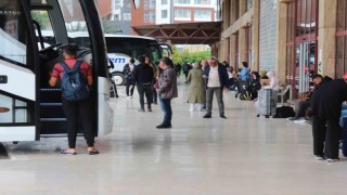 Yüzlerce depremzede, vatandaşlık görevi için memleketlerine oy kullanmaya gitti