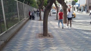Yüzlerce metre uzunluğundaki bu kaldırımda hiç bir çöp kutusu yok