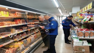 Zabıta ekipleri marketleri denetlendi