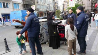 Zabıtadan kaçan dilenciler ağaca çıkarak saklandı