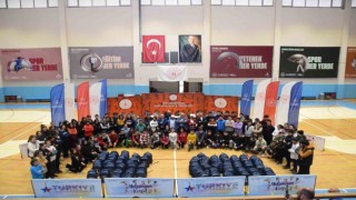 123 öğrenciye spor malzemesi hediye edildi