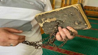 300 yıldır muhafaza edilen Kuran-ı Kerimin kapağındaki zincirler dikkat çekiyor