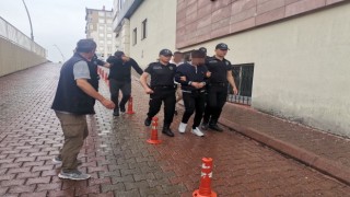 5 kilo 750 gram uyuşturucuyla yakalanan şüpheliler adliyede