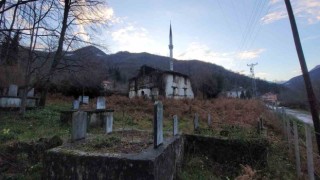 600 yıllık tarihi cami, defineciler tarafından talan edildi