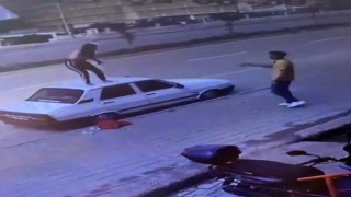 Adanada bir kadın otomobilin tavanına çıkıp dans etti