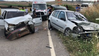 Adanada iki araç kafa kafaya çarpıştı: 4 yaralı