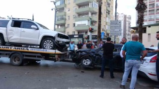 Adanada kavşakta kaza: 3 araç hasar gördü, 2 sürücü yaralandı
