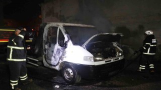 Adanada park halindeki çekici yanarak kül oldu