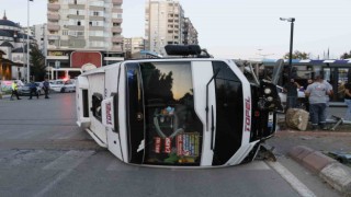 Adana'da sinyalizasyon direğine çarpan yolcu minibüsü devrildi: 3 yaralı
