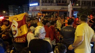 Adanadaki taraftarlar Galatasaray şampiyonluk sevincini yaşadı