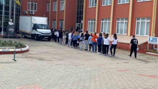Adaylar sınavda veliler dışarıda ter döktü