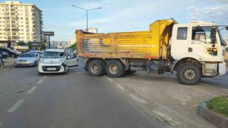 Adıyamanda kamyon ile hafif ticari araç çarpıştı: 2 yaralı