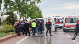 Afyonkarahisarda jandarma personelini taşıyan araç devrildi: 5 yaralı