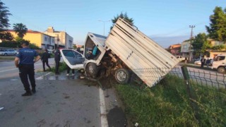 Ağaca çarpan kamyonet ikiye bölündü: 2 yaralı
