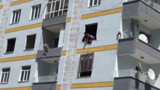 Ağır hasarlı binalarda canlarını hiçe sayarak demirleri söktüler
