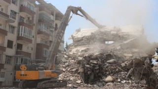 Ağır hasarlı binalarda yıkım çalışmaları devam ediyor