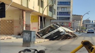 Ağır hasarlı binanın önündeki yol çöktü, araç içerisine düştü