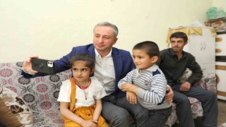 Ağrı Milli Eğitim Müdürü Kökrek, bayramda özel eğitim öğrencisini evinde ziyaret etti