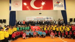 Ağrıda amatör spor kulüplerine spor malzemesi dağıtıldı